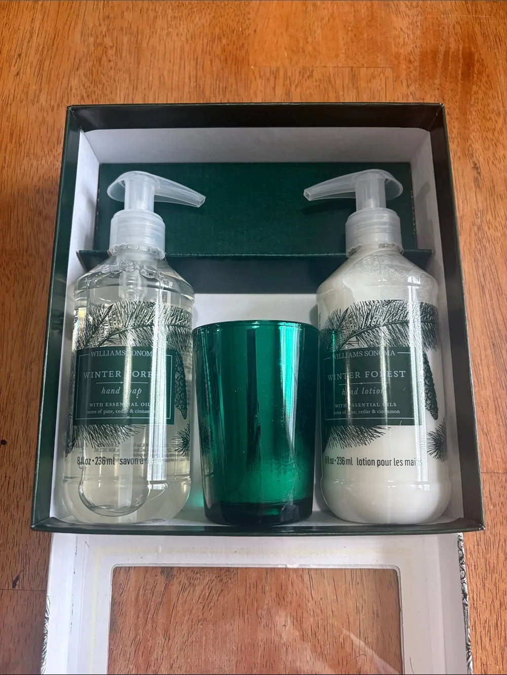 NEW IN BOX WILLIAMS SONOMA GUEST SET